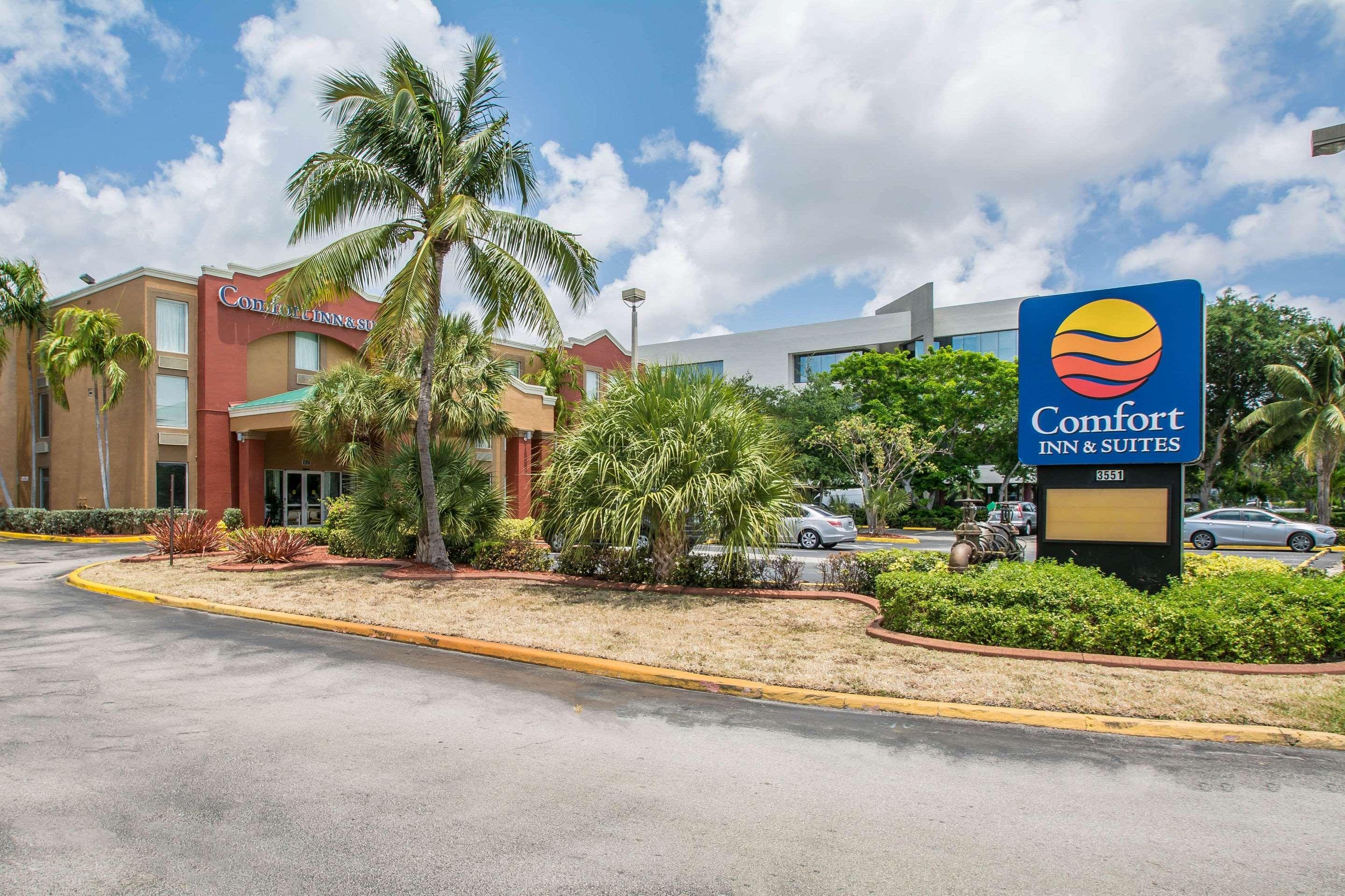 Comfort Inn & Suites Fort Lauderdale West Turnpike Lauderdale Lakes Exterior photo