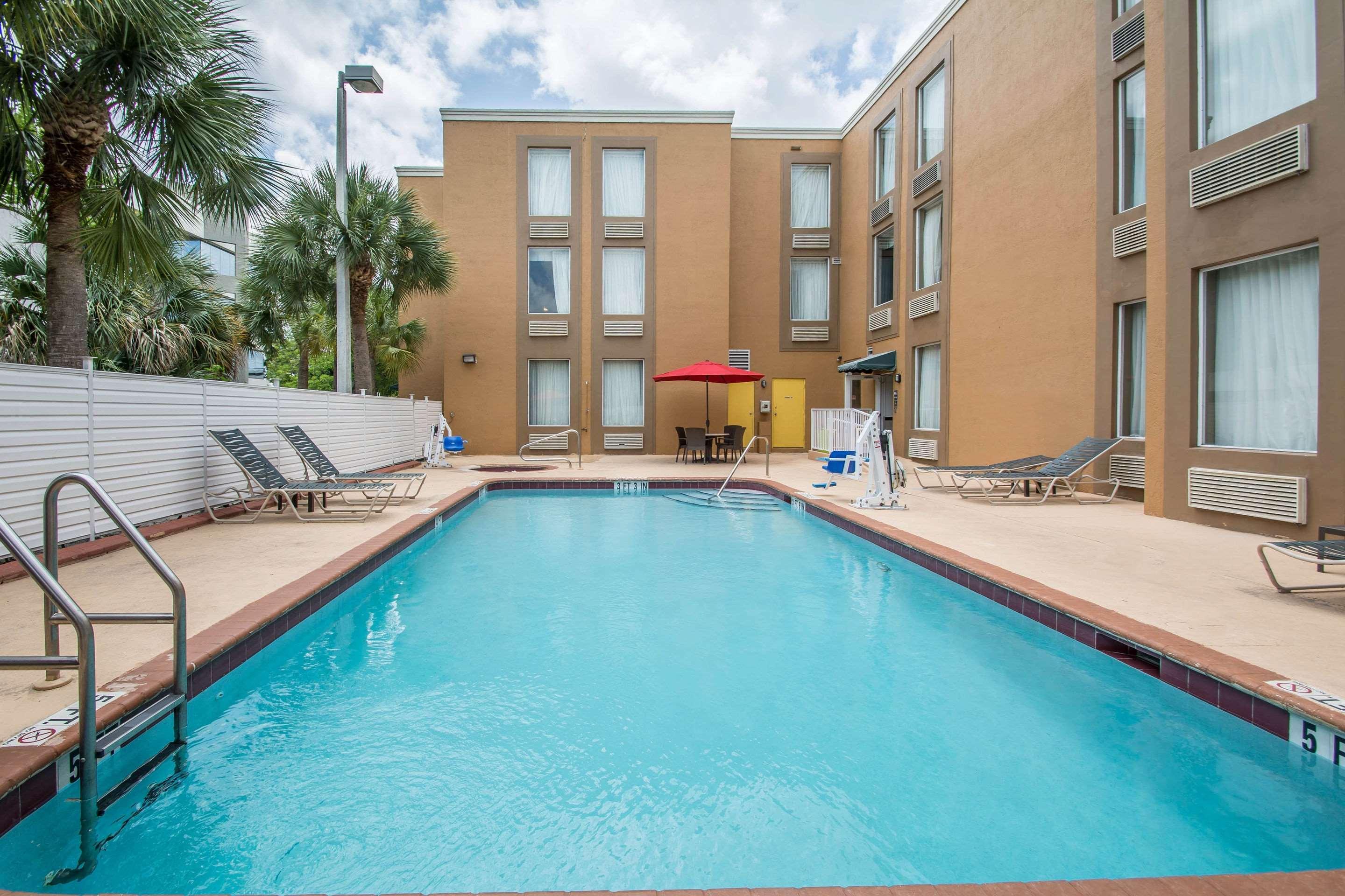 Comfort Inn & Suites Fort Lauderdale West Turnpike Lauderdale Lakes Exterior photo