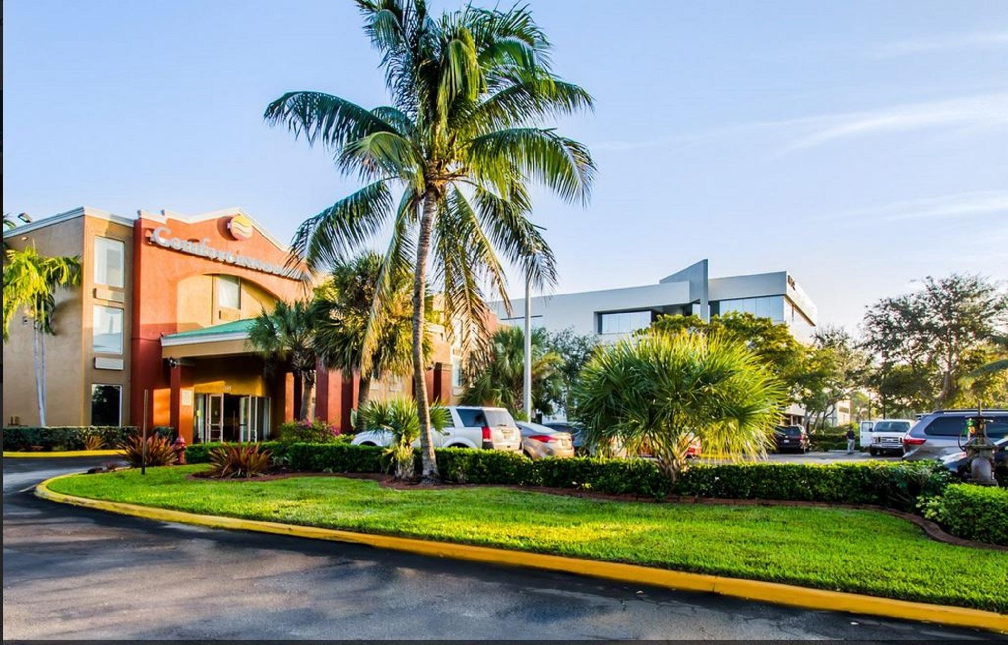 Comfort Inn & Suites Fort Lauderdale West Turnpike Lauderdale Lakes Exterior photo